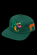 Casquette verte devant sur fond noir