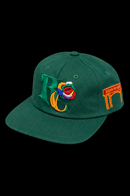 Casquette verte devant sur fond noir