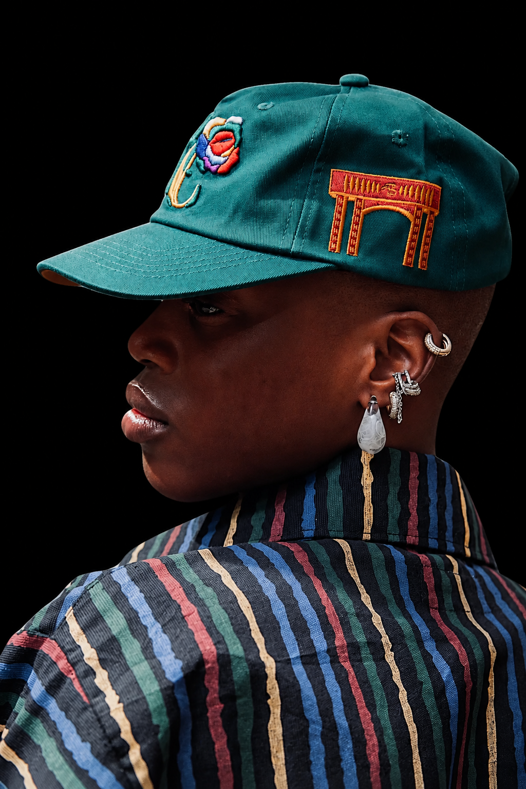 Casquette verte portée de profil sur fond noir