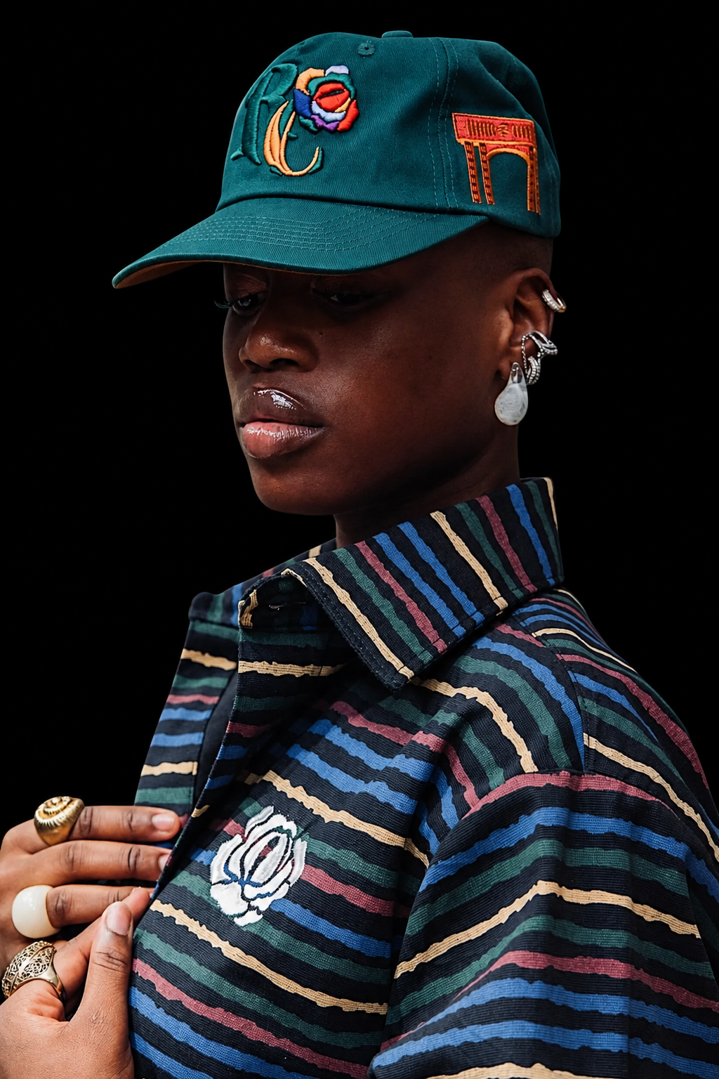 Casquette verte portée sur fond noir