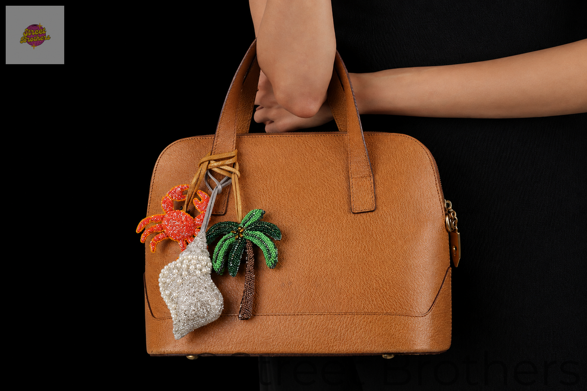 Bijoux de sac sur un sac à main, fond noir