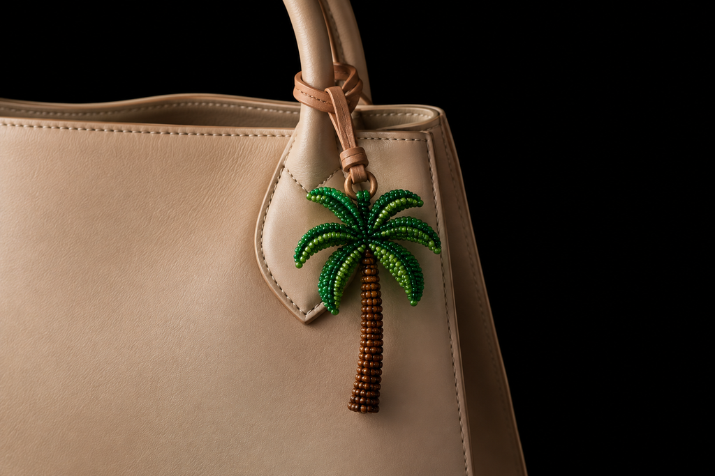 Bijou de sac Palm Tree accroché à un sac, fond noir