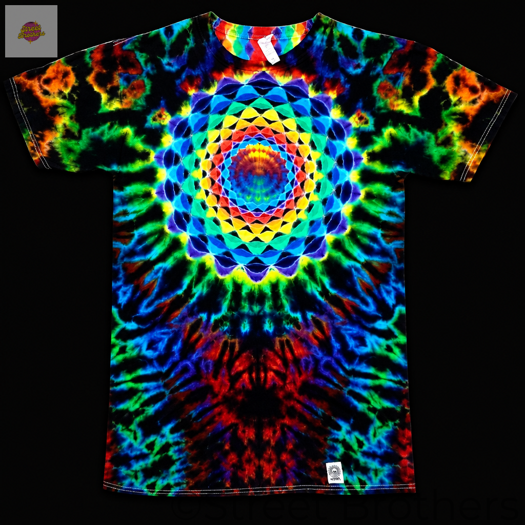 T-shirt tie-dye Mandala Scrunch, mandala multicolore à l’avant sur fond noir