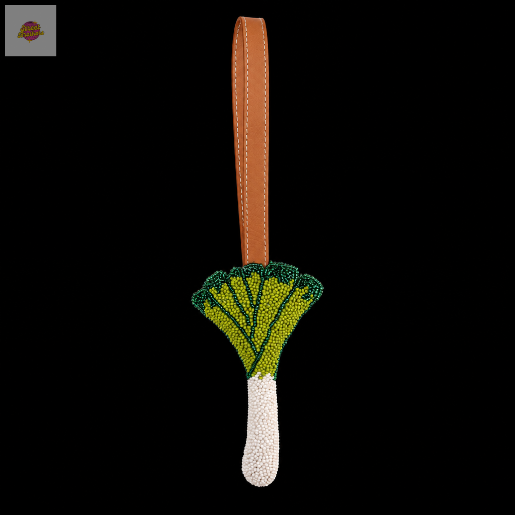 Détail du bijou de sac Leek vert, fond noir