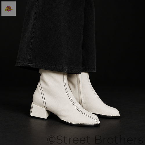 Bottines Idealo blanches portées, mise en scène sur fond noir