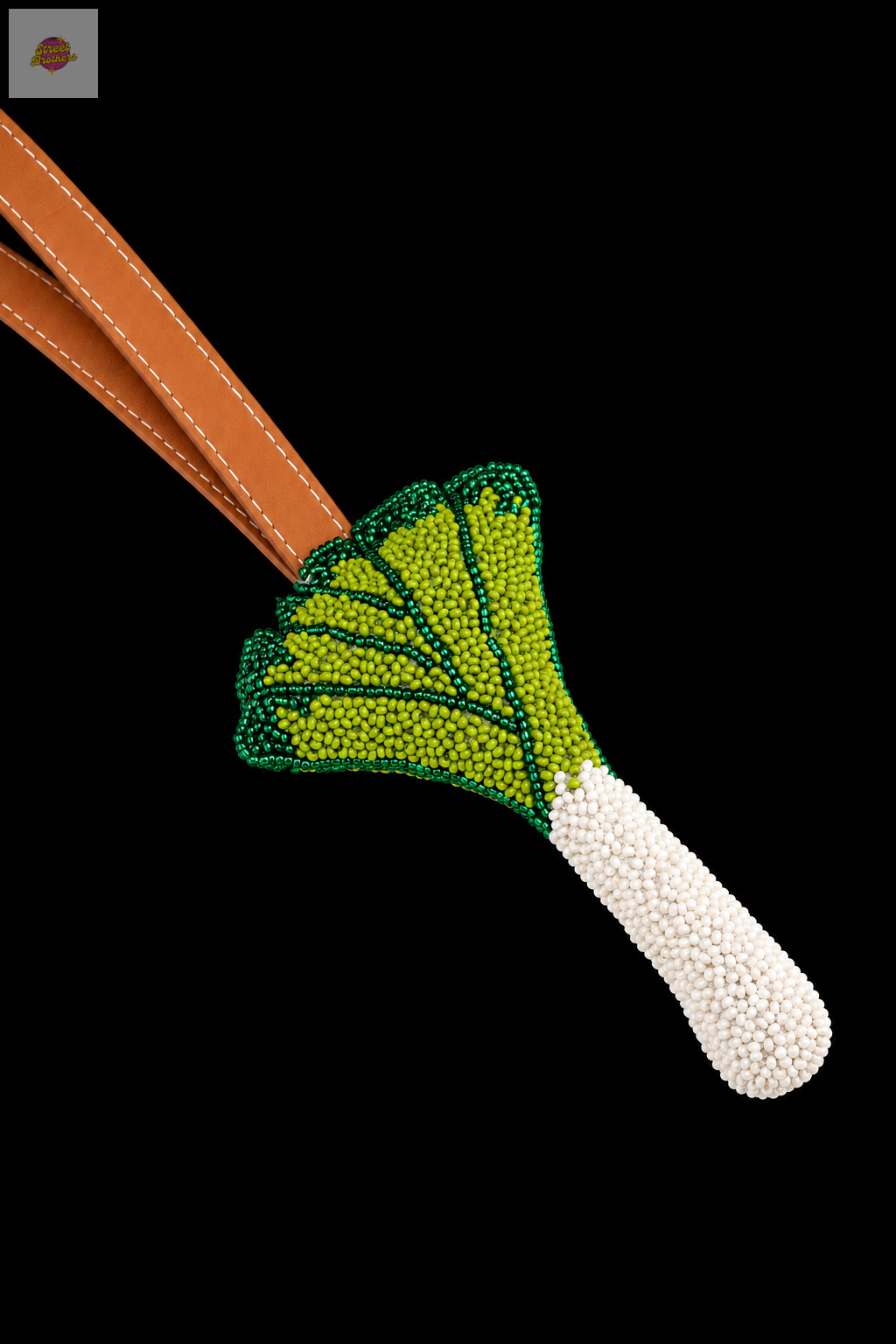 Bijou de sac Leek vert en perles, fond noir